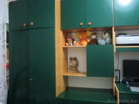 Продам детскую стенку зеленого цвета в комплекте шифоньер, книжные полки, парта  - Изображение #1, Объявление #570236