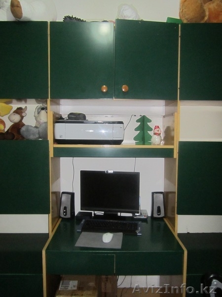 Продам детскую стенку зеленого цвета в комплекте шифоньер, книжные полки, парта  - Изображение #2, Объявление #570236