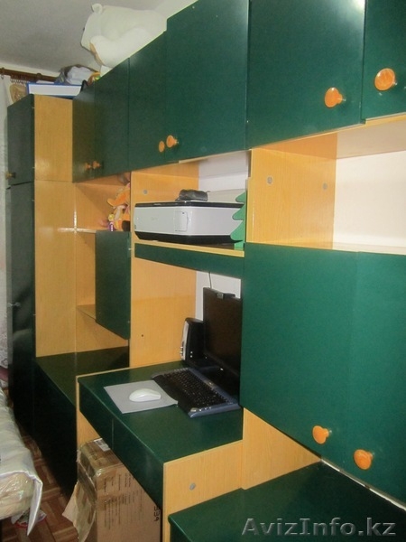 Продам детскую стенку зеленого цвета в комплекте шифоньер, книжные полки, парта  - Изображение #3, Объявление #570236