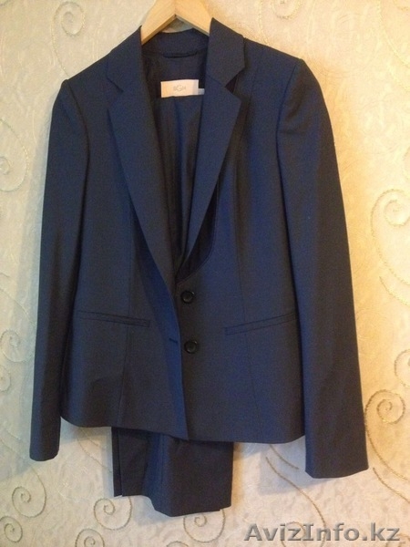 Продаю фирменный женский брючный костюм - Изображение #1, Объявление #1600181